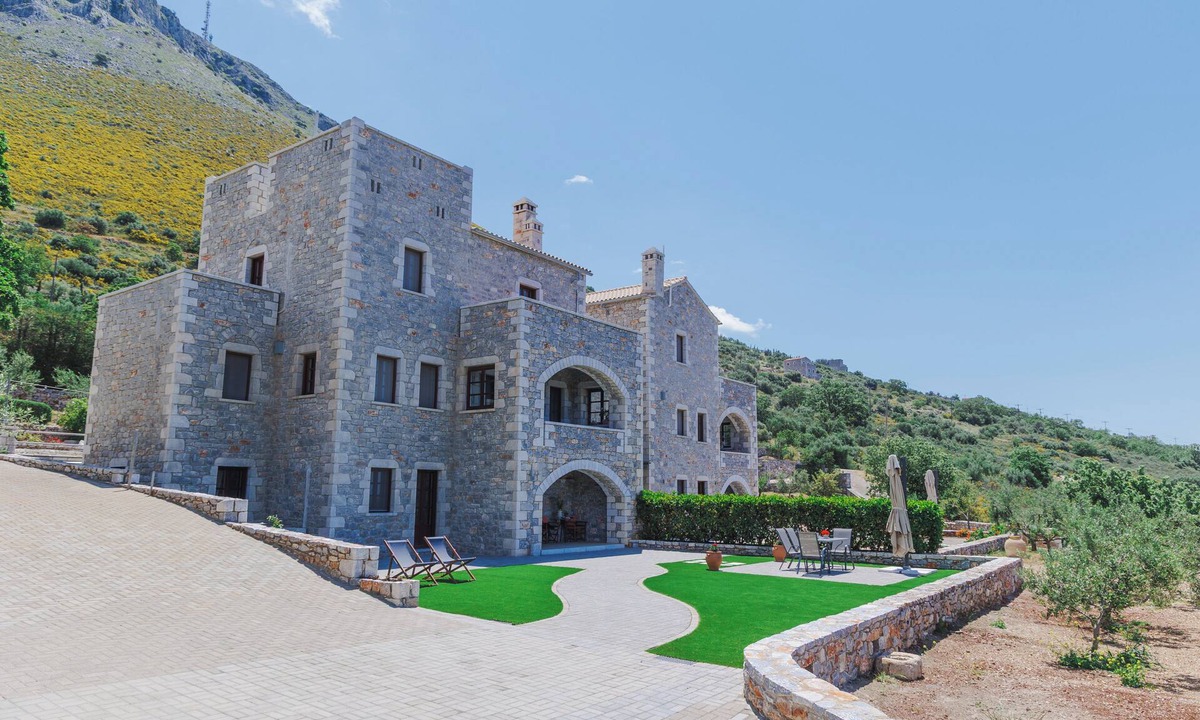 Neon Oitylo Apartment | 1,5 km from Areopoli Stone Apartment, Mani, Acroterra
