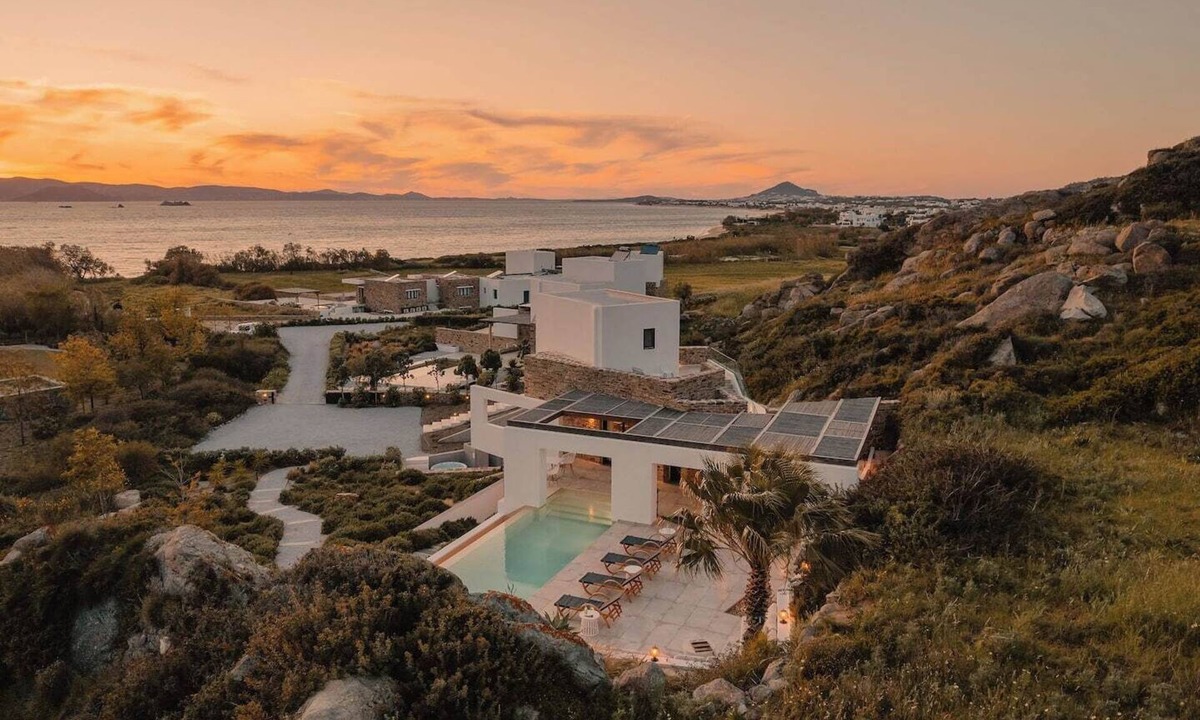 Maragas Villa | 2 minutes walk from Plaka Beach, jacuzzi and infinity pool