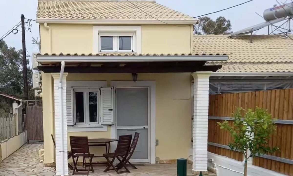 Ag. Georgios Apartment | 3-Bedroom House with Loft in Corfu by ΜΡS
