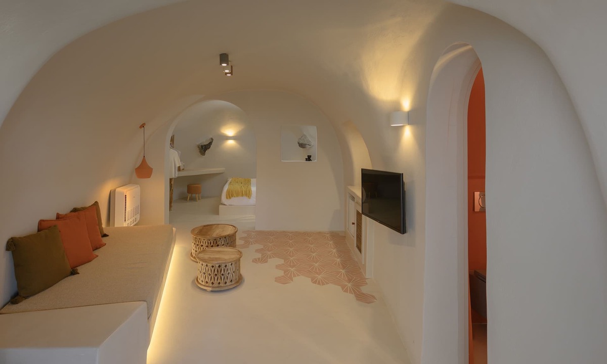 Megalochori Hotel | 35m² Junior cave suite with terrace, kitchenette by Elements Suites