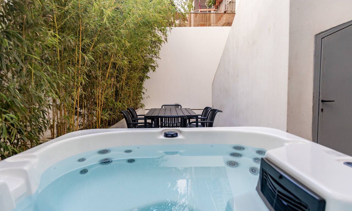 Neos Kosmos Ski Chalet | 4BR House near Acropolis | Roof Garden | 12 Guests and Hot Tub
