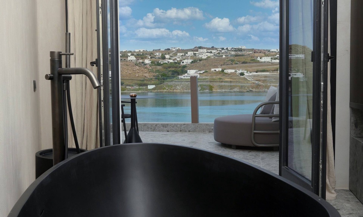 Ornos Hotel | Aeonic Suites and Spa