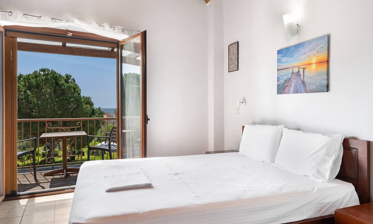 Foinikounta Apartment | Apartment 'Chroma For 2, Finikounda' with Sea View, Wi-Fi and Air Conditioning