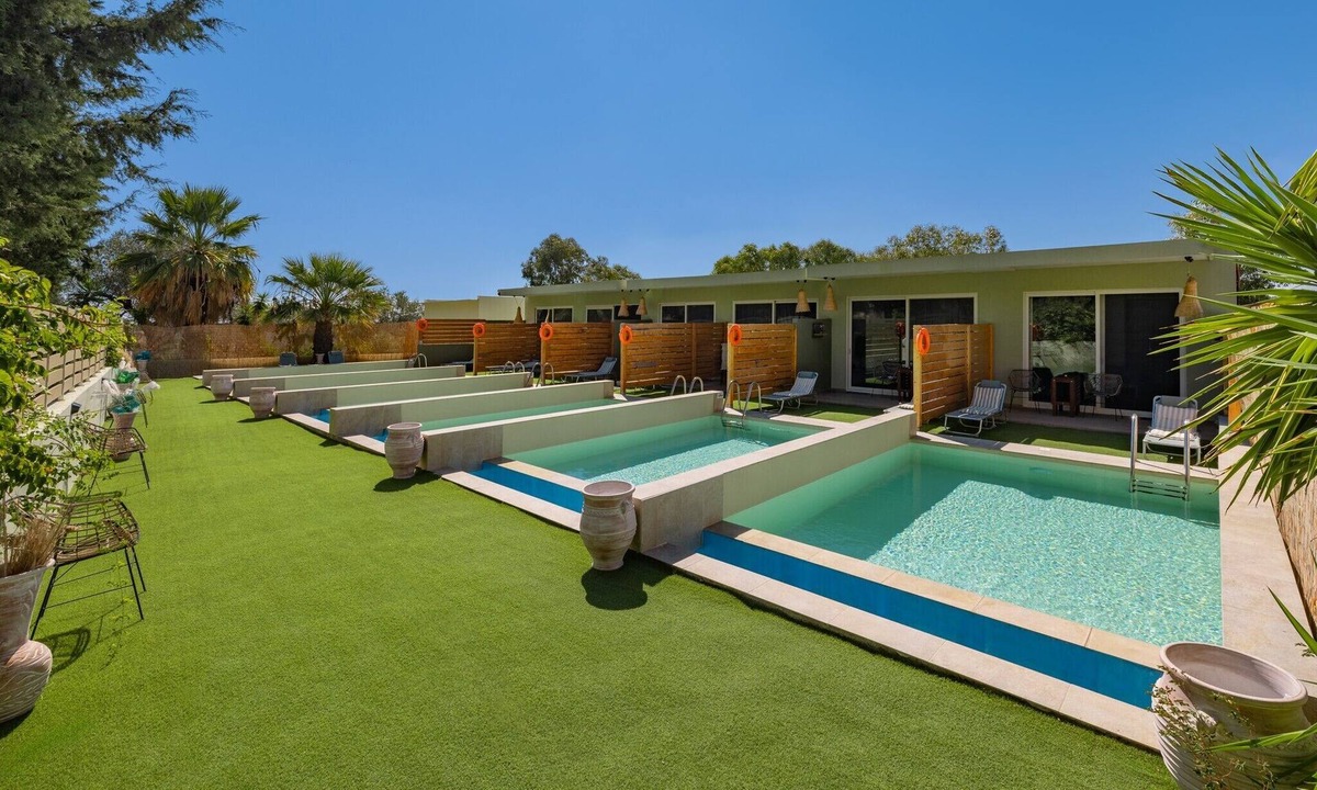 Archangelos Apartment | Apartment 'Mb Luxury Suites Charaki No 6' with Private Pool, Wi-Fi and Air Conditioning