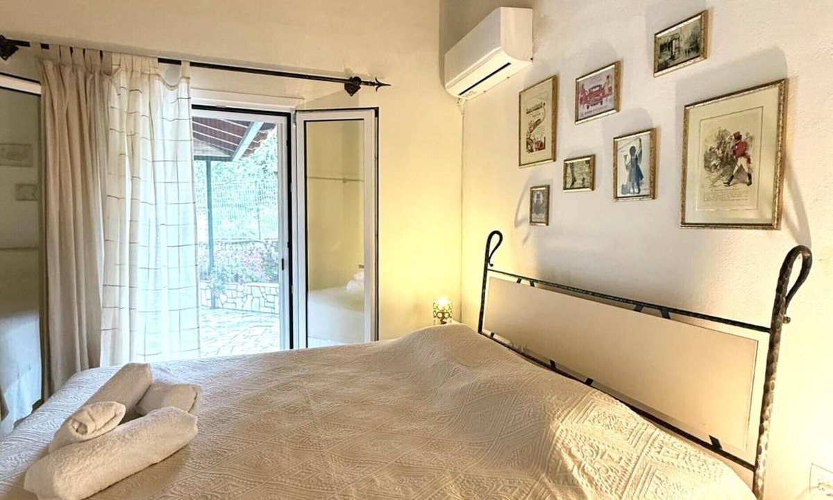 Peroulion Apartment | Apartment 'Pouglia Traditional House' with Sea View, Wi-Fi and Air Conditioning
