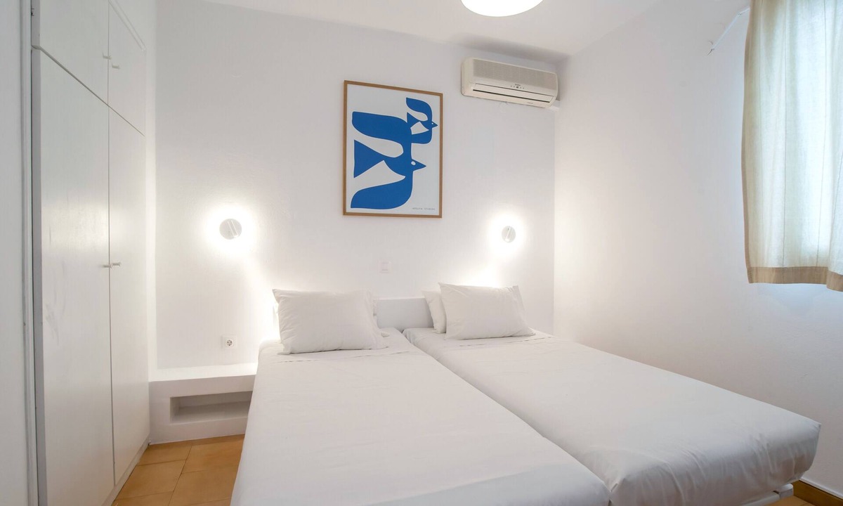 Parikia Apartment | Apartment 'Studio 4' with Shared Garden, Wi-Fi and Air Conditioning
