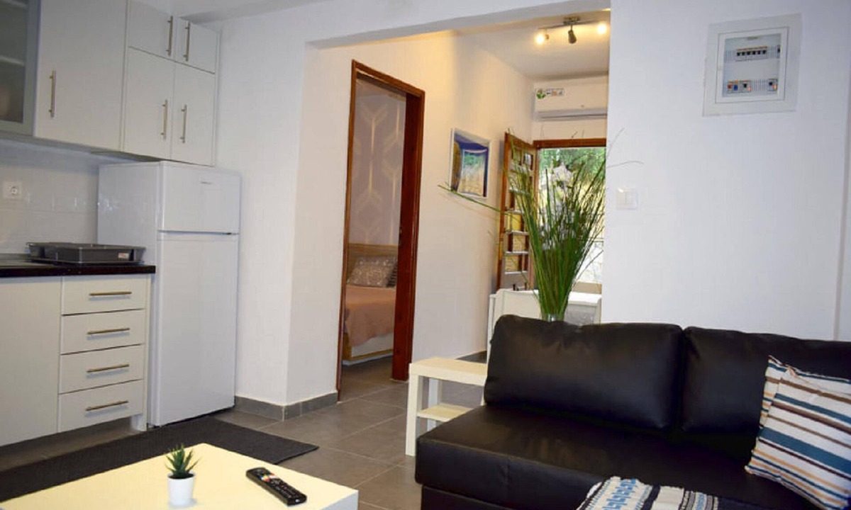 Agios Nikolaos Apartment | Apt - Sleeps 4 - Pets Ok - Parking - Balcony