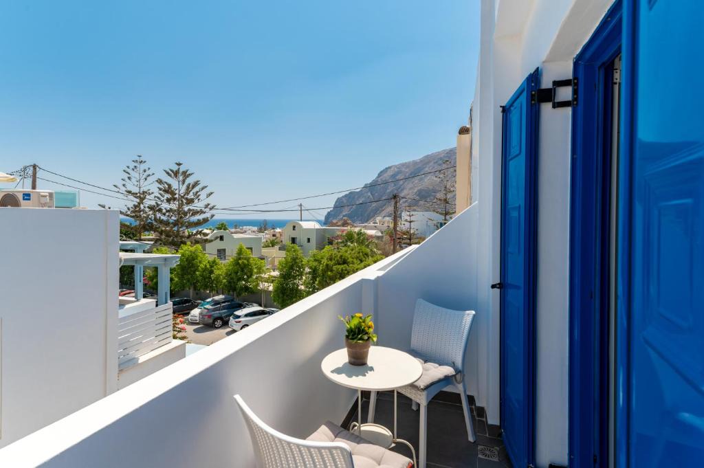 Kamari Hotel | AquaLung Suites
