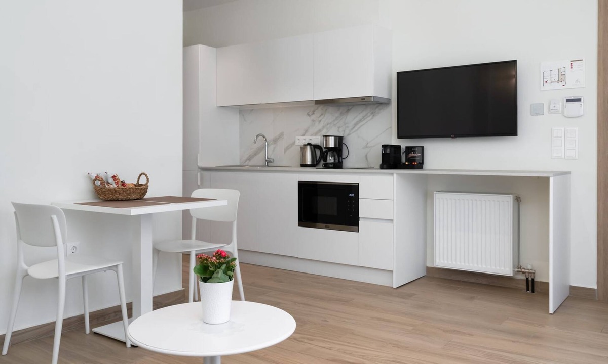 Kallithea Apartment | Athens Hill - Garden Apartment with Hot Tub