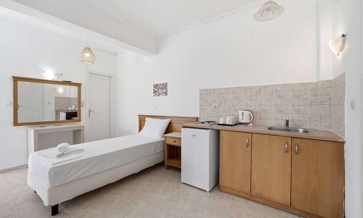 Kavos Bed & Breakfast | Bed and Breakfast The Kavos Sandy Inn – Quadruple Room with Shared Pool, Wi-Fi, and Air Conditioning