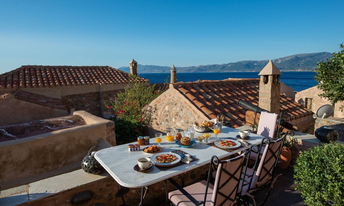 Monemvasia Ski Chalet | «Casa Felicia», the Castle Mansion Experience