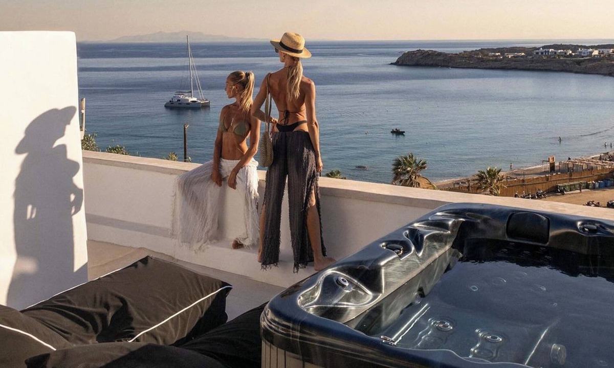 Paradise Hotel | Design Superior Apartment with Jacuzzi, Sea View, Shared Infinity Pool, Bar, Gym
