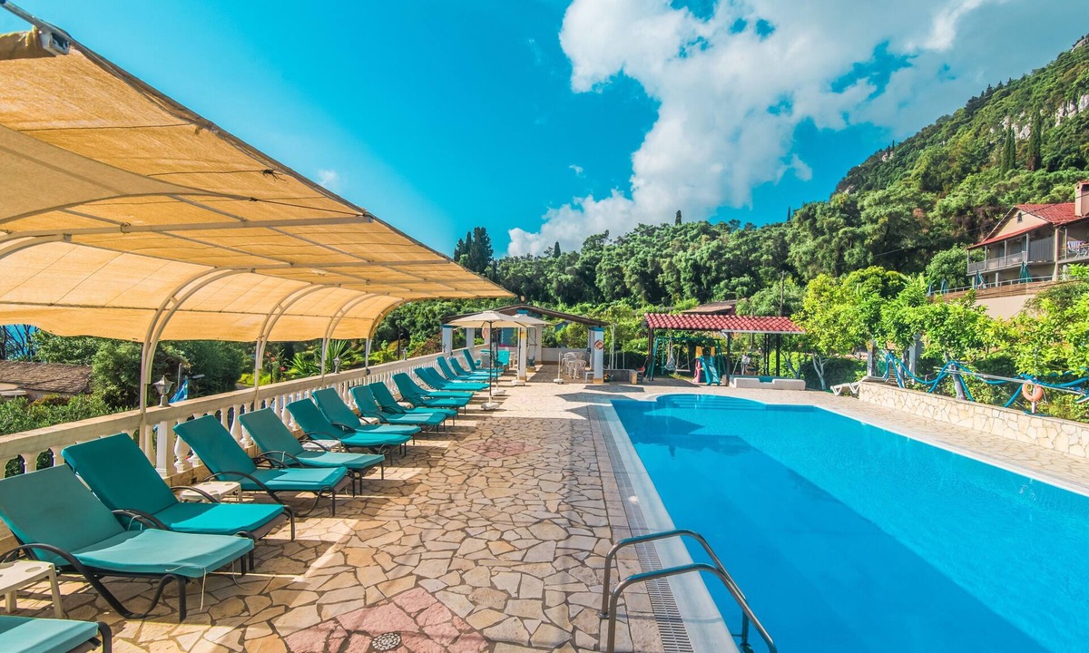 Dafnata Apartment | Family Apartment with Sea View and Shared Pool