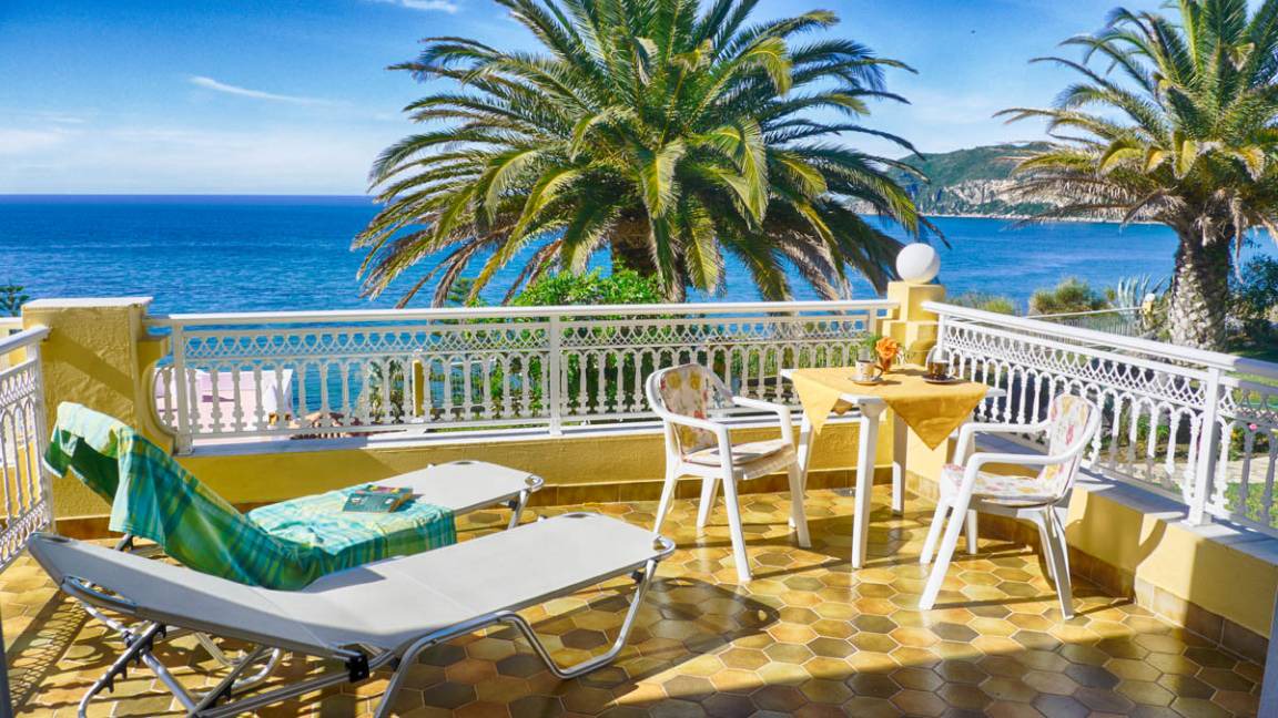 Agios Georgios Pagon Apartment | Flora Beach Studio 5 - mit wunderschönen Meerblick nur 50m vom schönen Sandstrand entfernt