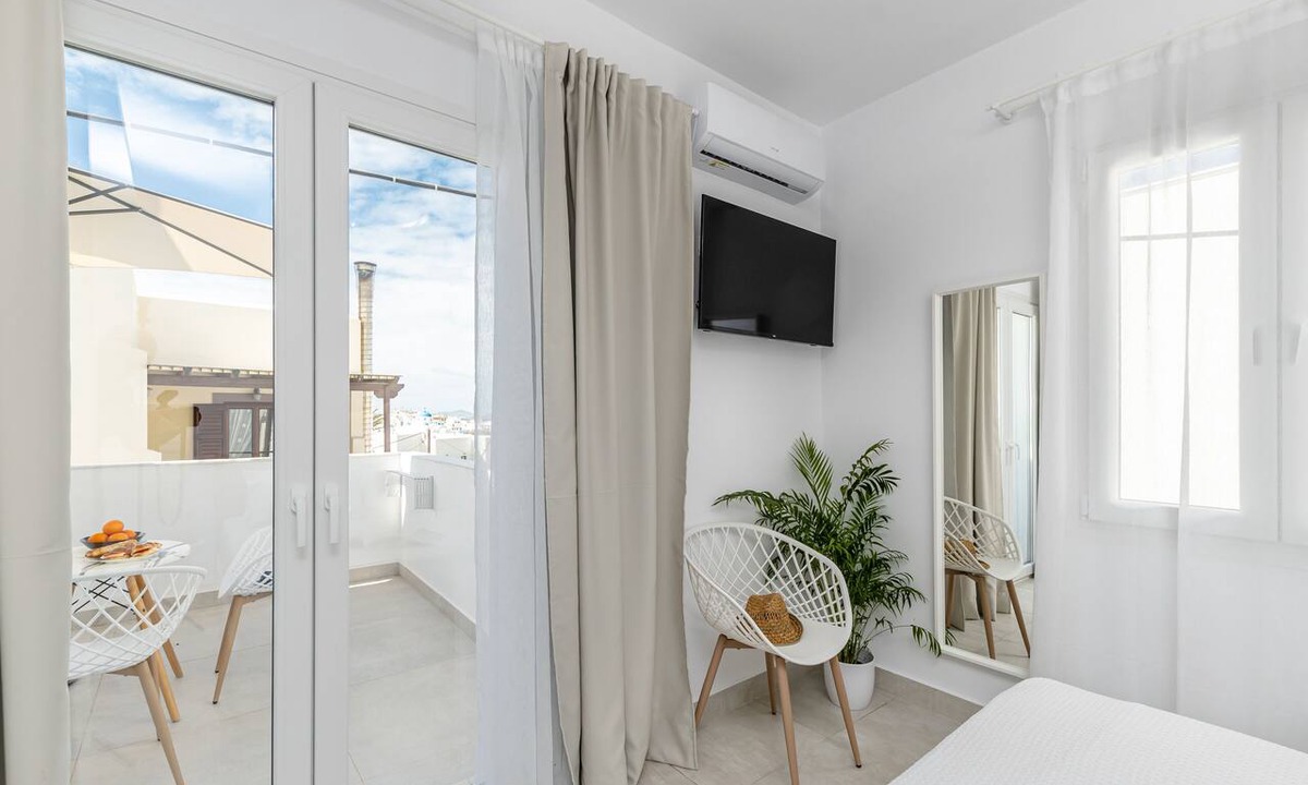 Naxos Town House | Golden Bird's