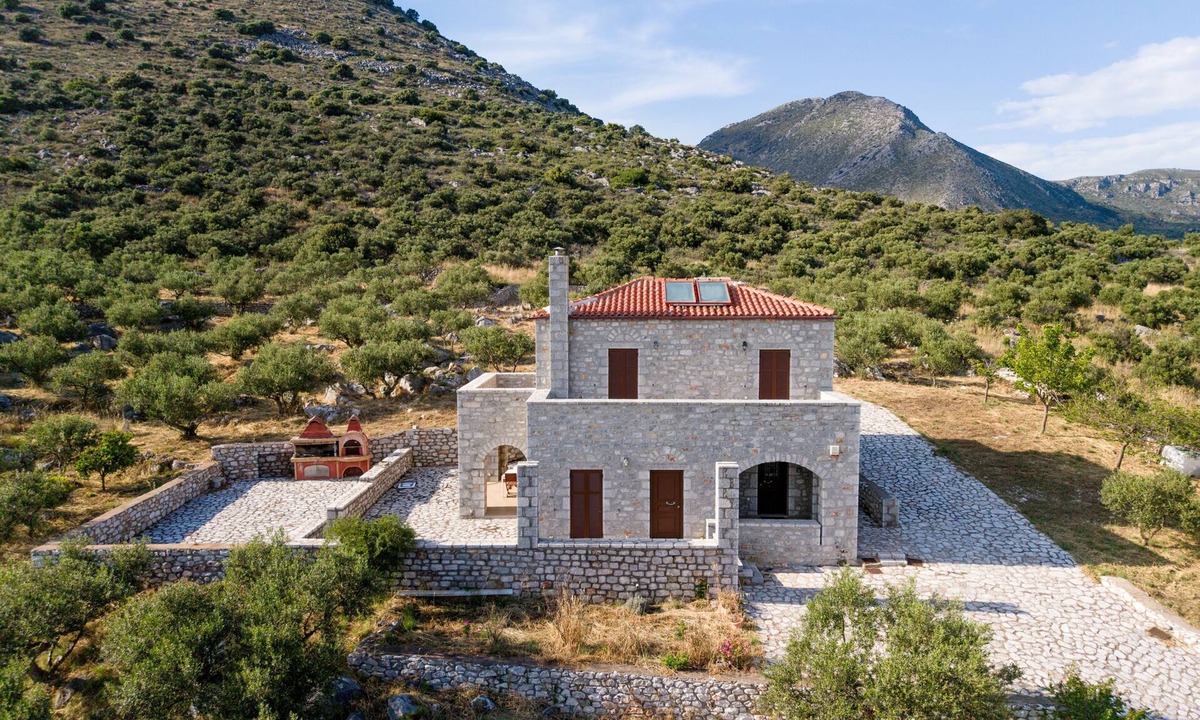 Oitylo House | Mani Stone Tower– Sea & Mountain Escape by ΜΡS