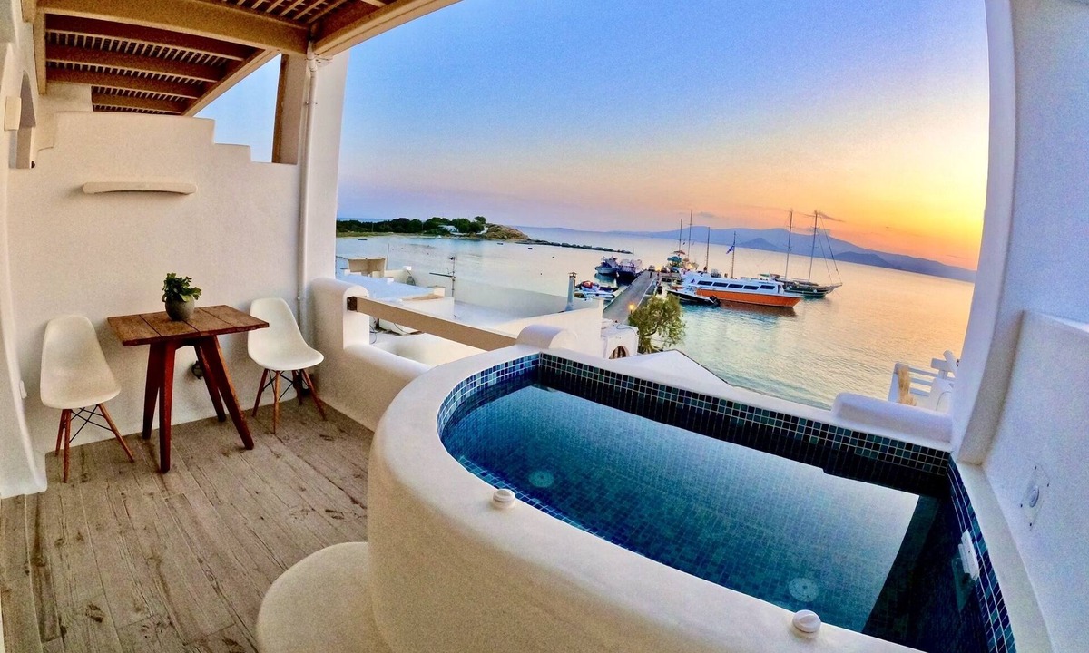 Agia Anna Apartment | Sea View & Private Hot Tub - Spacious Studio Poseidon
