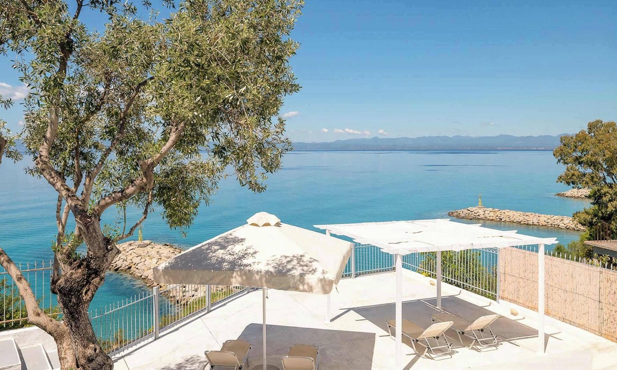 Diasella Apartment | Seafront Pouletis Family Aeraki Nest with pool