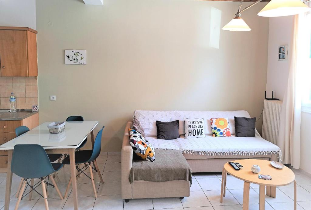 Kiparissia Apartment | Stone Family Home Garden Center Beach