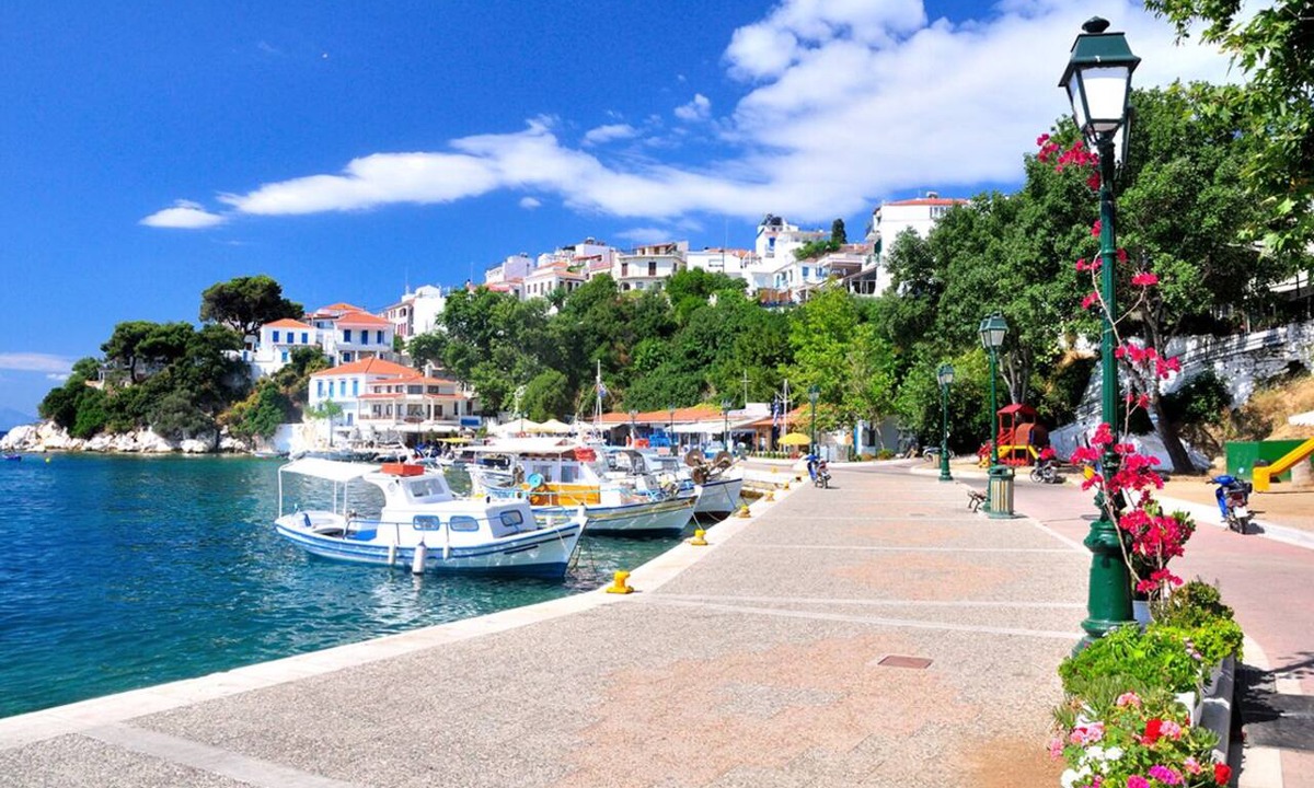Skiathos Boat Rental | Sun-Kissed Sailing Adventure in Islas Esporadas