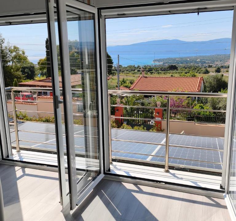 Isthmia Apartment | Sunny Home Loutraki is a modern studio with views of the bay and mountains with private parking