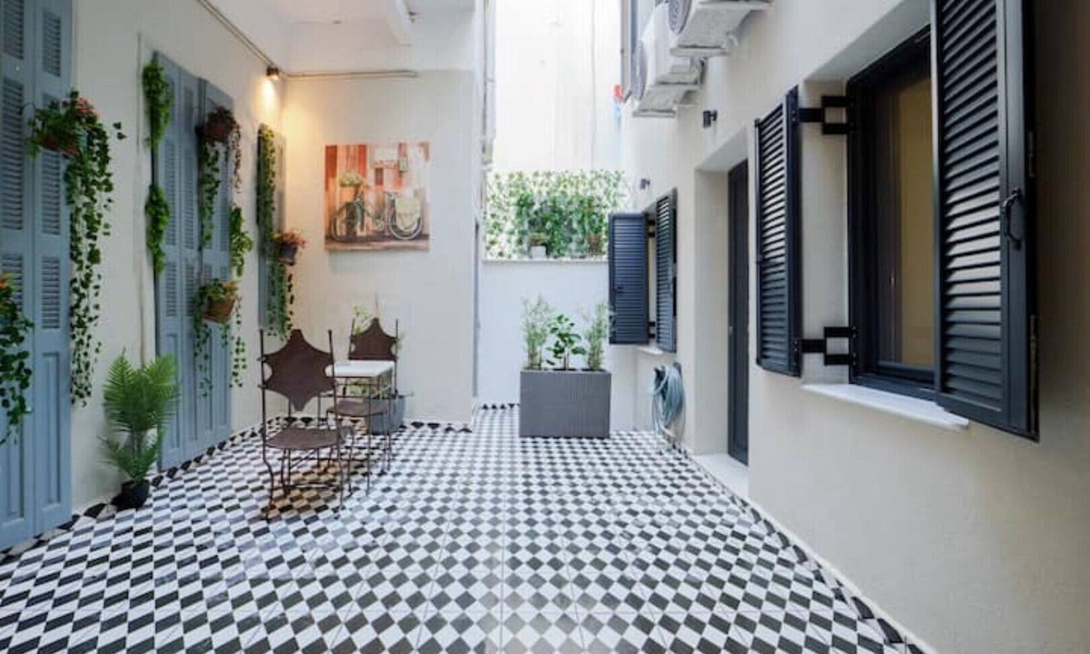 Exarhia Apartment | The Chess Garden of Athens