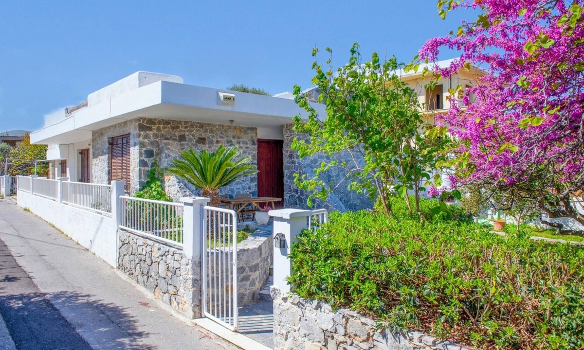 Vathianos Kampos House | The Kokkini Beach Retreat