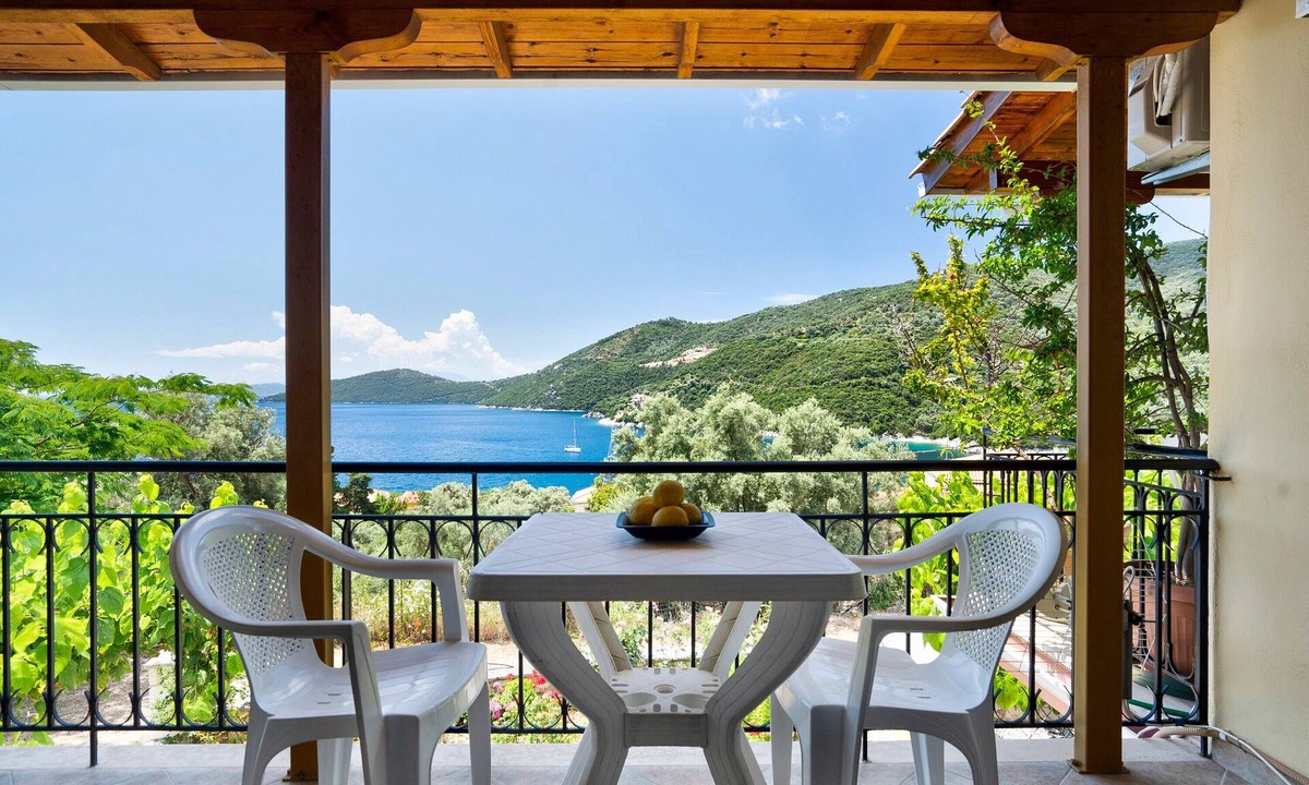 Mikros Gialos Apartment | Vardia Studio A Holiday Apartment with Sea View, Wi-Fi & Balcony