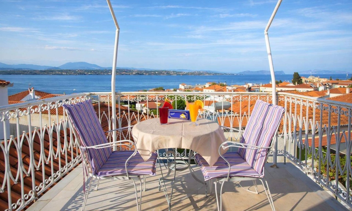 Agii Anargiri Condo | Vibrant Spetses - Mata Colorful Nest