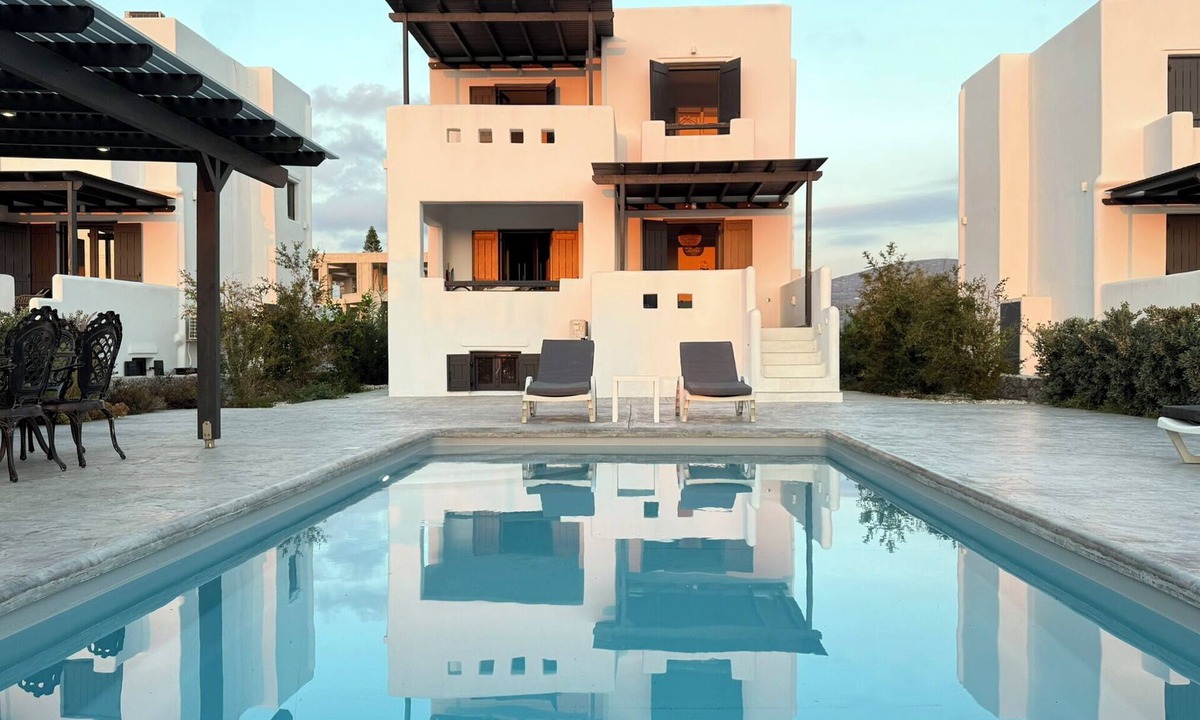 Plaka Villa | Villa Finoe · 4-Bedroom Villa with Private Pool, BBQ, 7-Minute Walk to the Beach
