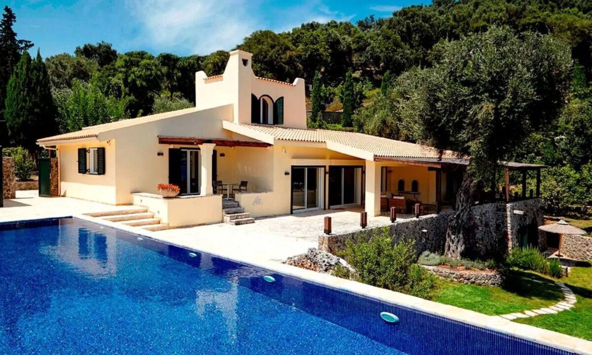 Kommeno Villa | Villa Naldera a luxurious & secluded villa with private pool & amazing sea views