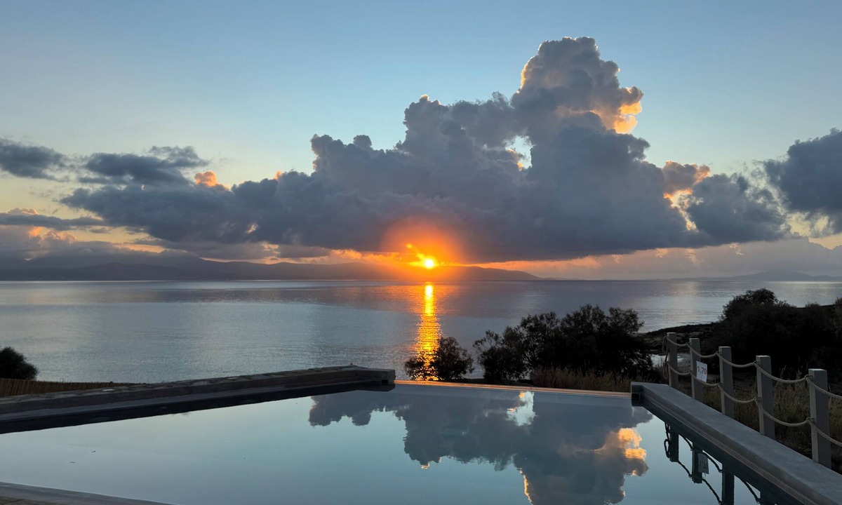 Piso Livadi Villa | VILLA PAROS BY THE SEA-BEACH FRONT VILLA-A SEASIDE SANCTUARY FOR BODY AND SOUL