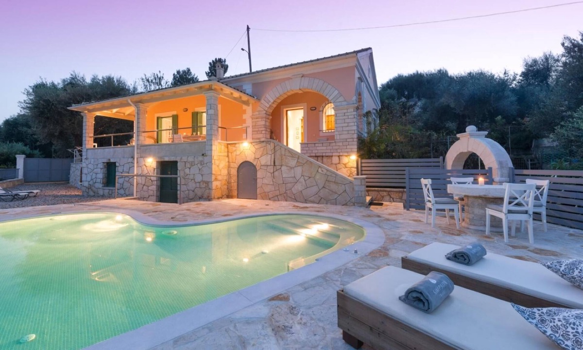 Agios Stefanos Villa | Villa Rahi - Charming House with Sea Views in Agios Stephanos near Beach