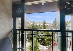 4th-floor mountain studio with gym, balcony, fireplace, washer/dryer, kitchen in Whistler