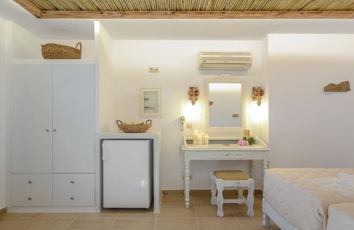 Plaka Bed & Breakfast | 2 BEDROOM GARDEN & SEA VIEW APARTMENT | GLARONISSI BEACH