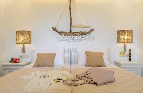 Plaka Bed & Breakfast | 2 BEDROOM GARDEN & SEA VIEW APARTMENT | GLARONISSI BEACH
