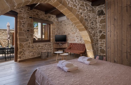 Drapanias Villa | 3-bedroom Villa with Private Pool & Jacuzzi by Delfus