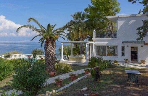 Sidari Villa | 3 bedroom villa with pool and sea views