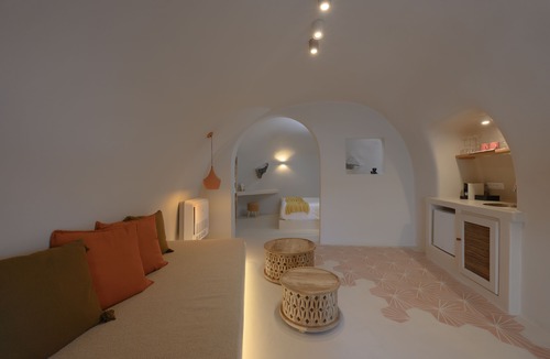 Megalochori Hotel | 35m² Junior cave suite with terrace, kitchenette by Elements Suites