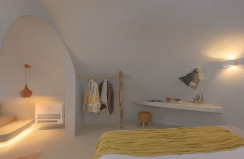 Megalochori Hotel | 35m² Junior cave suite with terrace, kitchenette by Elements Suites