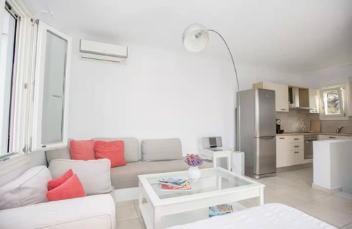 Mikri Vigla House | 6 bedroom , 3 pool , 2 jacuzzi Villa with amazing views , next to the beach