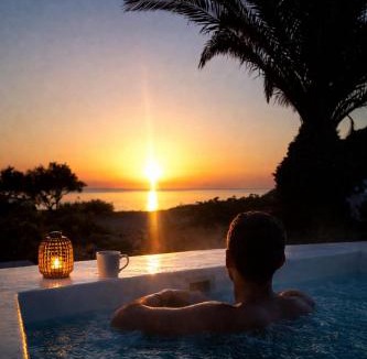 Kamari Villa | Α Peaceful Seafront Escape in Santorini- Sonus Mare