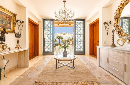 Linoperamata Villa | Aeonia Grand Villa, with Pool & Walk to the Beach
