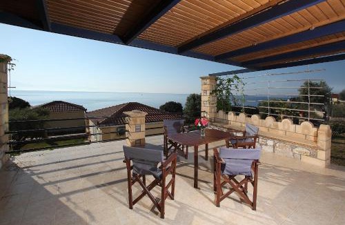 Messini Apartment | Alexandros Beachfront Apartments near Petalidi with Private Sunbeds & Sea View