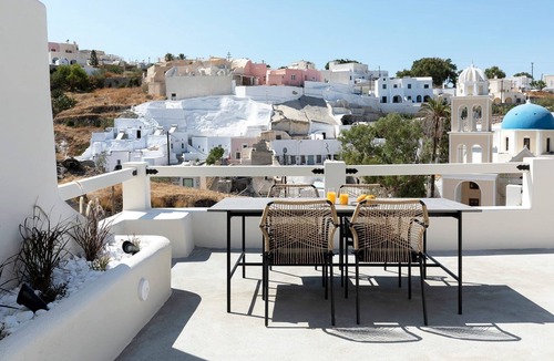 Vothon Apartment | Amazing Santorini Suite | Hecate Suite | Private Hot Tub | Spacious Furnished.