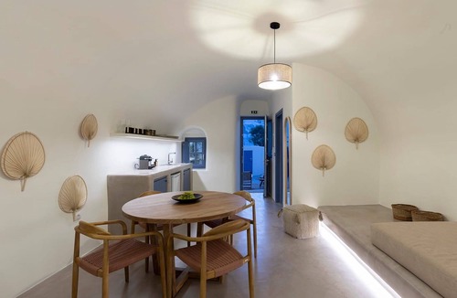 Vothon Apartment | Amazing Santorini Suite | Ananke Suite | Private Hot Tub | Spacious Furnished.