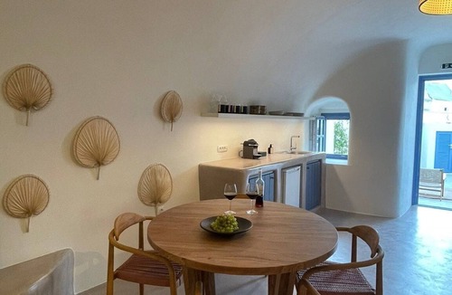 Vothon Apartment | Amazing Santorini Suite | Ananke Suite | Private Hot Tub | Spacious Furnished.