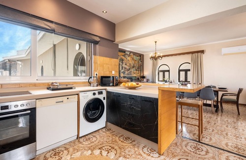 Archangelos Apartment | Apartment 'Afentika Grand Flat' with Mountain View, Wi-Fi and Air Conditioning