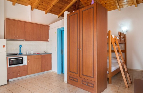Foinikounta Apartment | Apartment 'Chroma For 2, Finikounda' with Sea View, Wi-Fi and Air Conditioning