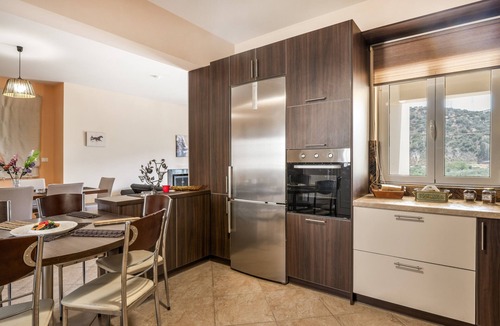 Aigio Apartment | Apartment 'Family Home' with Sea View, Wi-Fi and Air Conditioning
